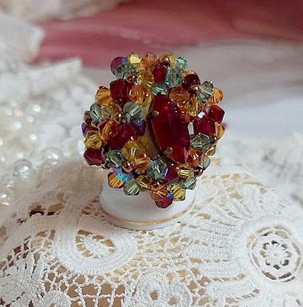 Iroise ring med facetter, snurrande toppar och en Swarovski-kristallskyttel.
