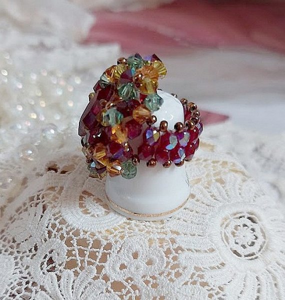 Iroise ring med facetter, snurrande toppar och en Swarovski-kristallskyttel.