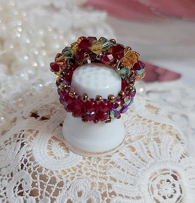 Iroise ring med facetter, snurrande toppar och en Swarovski-kristallskyttel.