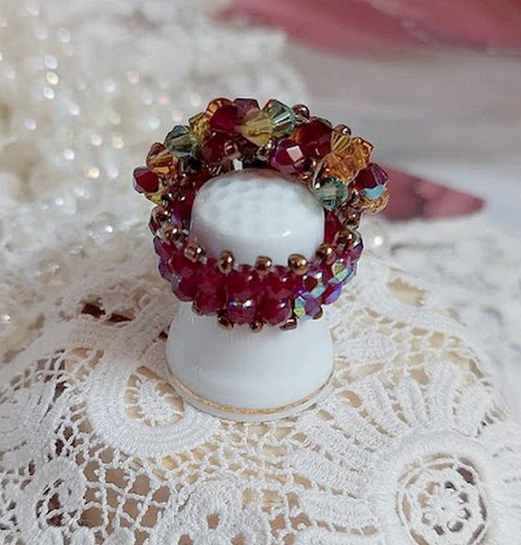 Iroise ring med facetter, snurrande toppar och en Swarovski-kristallskyttel.