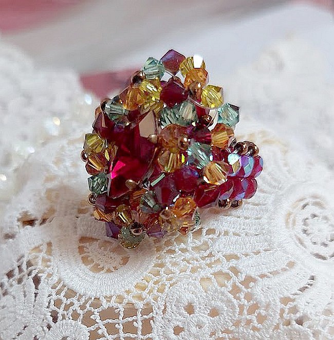 Iroise ring med facetter, snurrande toppar och en Swarovski-kristallskyttel.