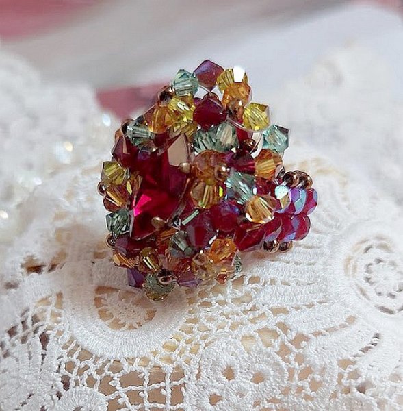 Iroise ring med facetter, snurrande toppar och en Swarovski-kristallskyttel.