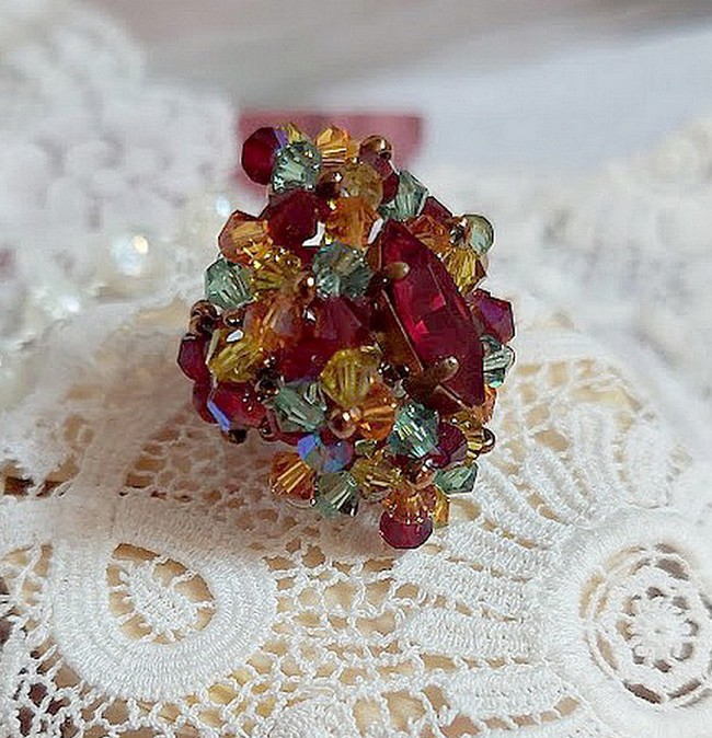 Iroise ring med facetter, snurrande toppar och en Swarovski-kristallskyttel.