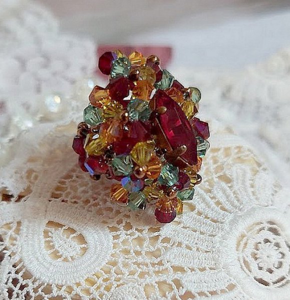 Iroise ring med facetter, snurrande toppar och en Swarovski-kristallskyttel.