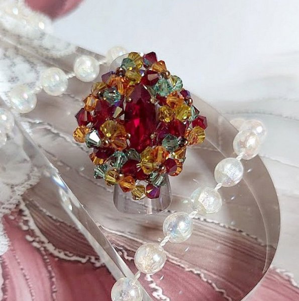 Iroise ring med facetter, snurrande toppar och en Swarovski-kristallskyttel.