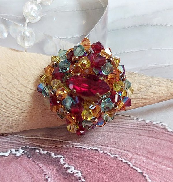 Iroise ring med facetter, snurrande toppar och en Swarovski-kristallskyttel.