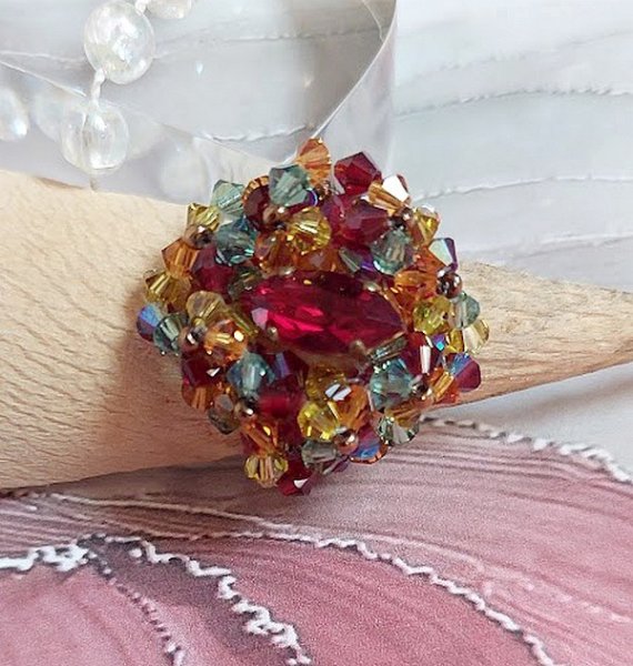 Iroise ring med facetter, snurrande toppar och en Swarovski-kristallskyttel.