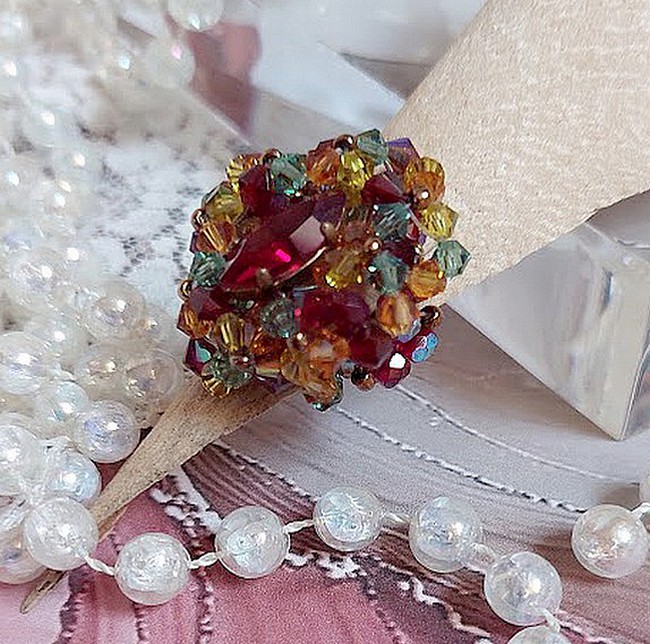 Iroise ring med facetter, snurrande toppar och en Swarovski-kristallskyttel.