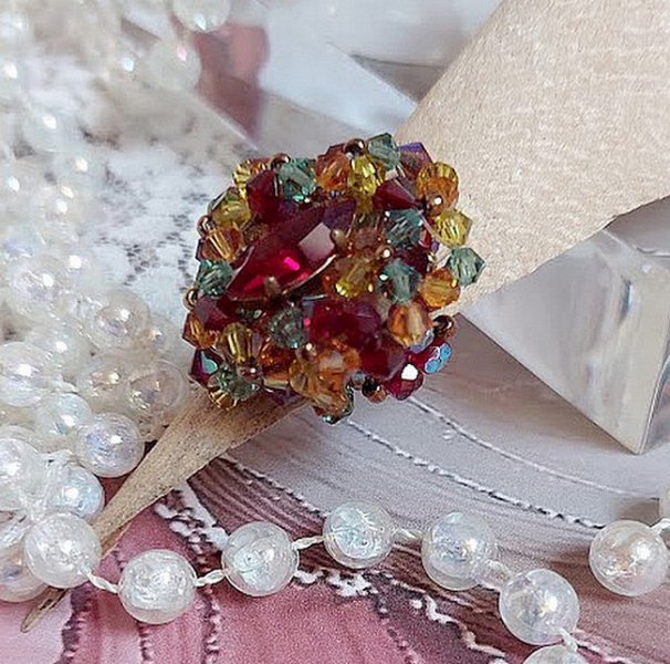 Iroise ring med facetter, snurrande toppar och en Swarovski-kristallskyttel.