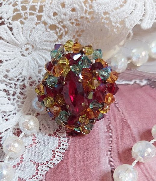 Iroise ring med facetter, snurrande toppar och en Swarovski-kristallskyttel.