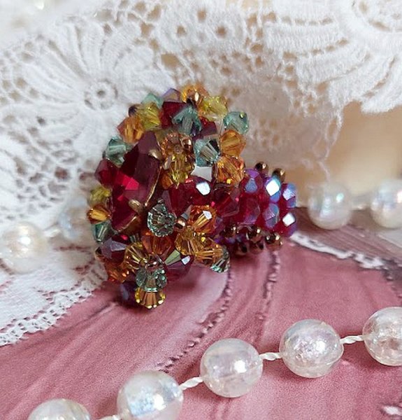 Iroise ring med facetter, snurrande toppar och en Swarovski-kristallskyttel.