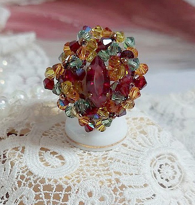 Iroise ring med facetter, snurrande toppar och en Swarovski-kristallskyttel.