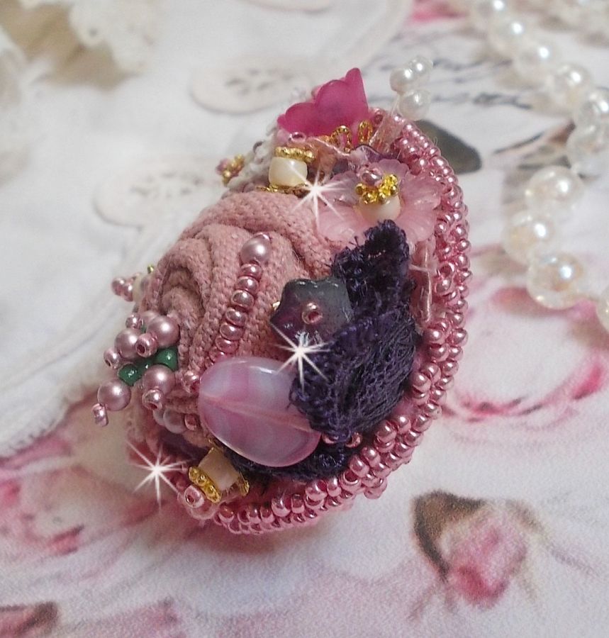 Poetic Garden Ring broderad med linne, fina spetsar, Swarovski-kristaller, pärlemorblad, Lucite-blommor, glaspärlor och fröpärlor. 