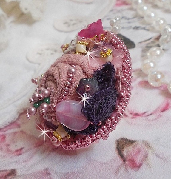 Poetic Garden Ring broderad med linne, fina spetsar, Swarovski-kristaller, p&auml;rlemorblad, Lucite-blommor, glasp&auml;rlor och fr&ouml;p&auml;rlor. 