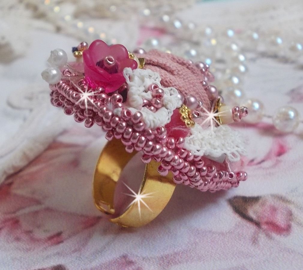 Poetic Garden Ring broderad med linne, fina spetsar, Swarovski-kristaller, pärlemorblad, Lucite-blommor, glaspärlor och fröpärlor. 