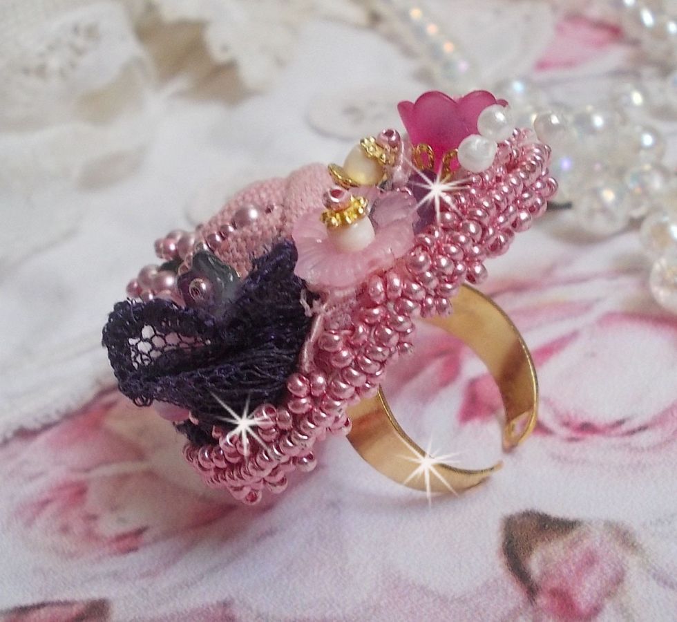 Poetic Garden Ring broderad med linne, fina spetsar, Swarovski-kristaller, pärlemorblad, Lucite-blommor, glaspärlor och fröpärlor. 
