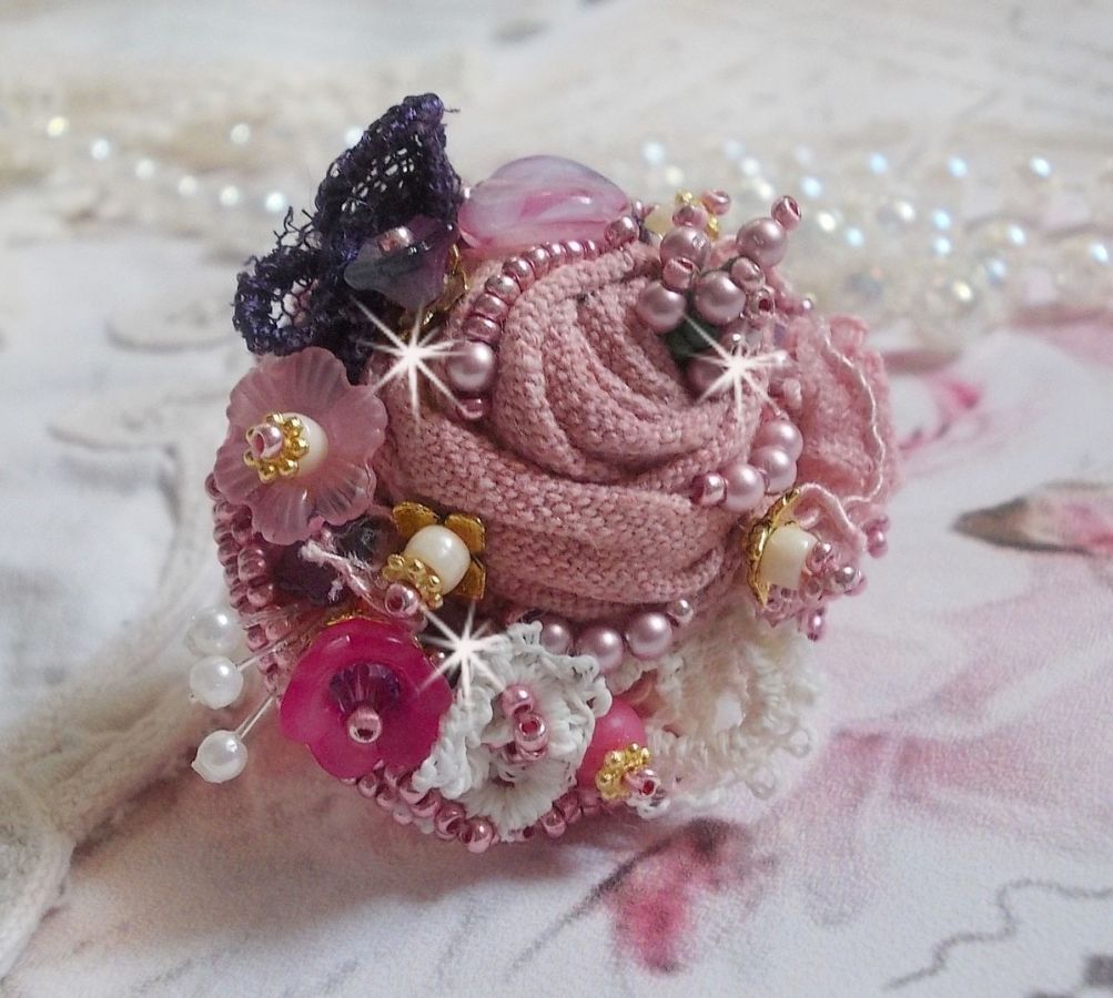 Poetic Garden Ring broderad med linne, fina spetsar, Swarovski-kristaller, pärlemorblad, Lucite-blommor, glaspärlor och fröpärlor. 
