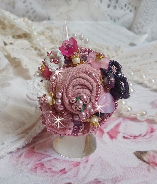 Poetic Garden Ring broderad med linne, fina spetsar, Swarovski-kristaller, p&auml;rlemorblad, Lucite-blommor, glasp&auml;rlor och fr&ouml;p&auml;rlor. 