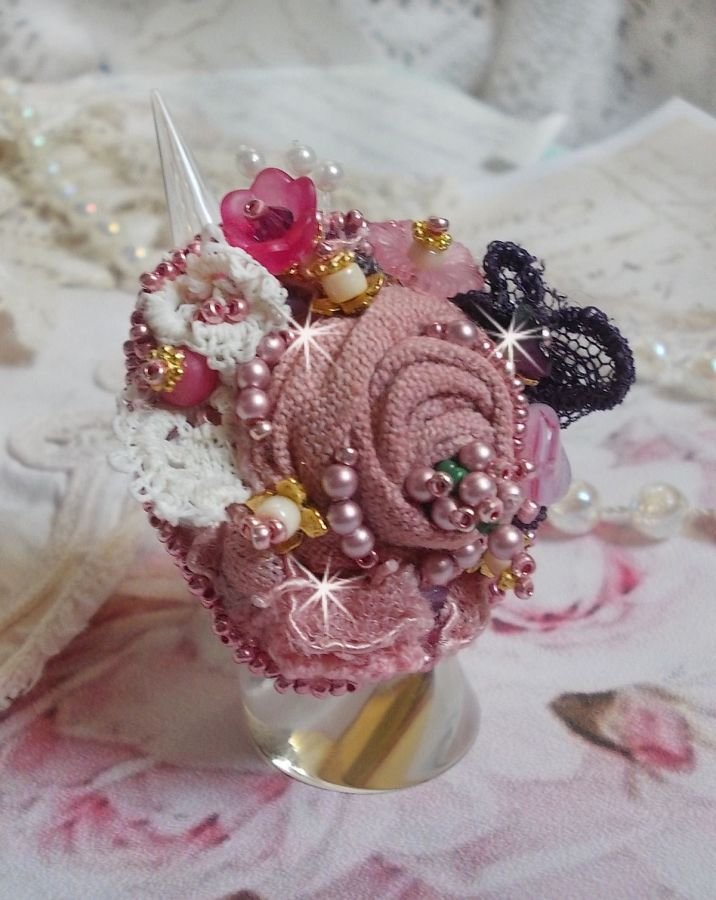 Poetic Garden Ring broderad med linne, fina spetsar, Swarovski-kristaller, pärlemorblad, Lucite-blommor, glaspärlor och fröpärlor. 