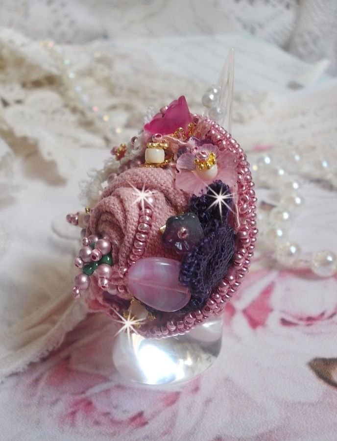 Poetic Garden Ring broderad med linne, fina spetsar, Swarovski-kristaller, pärlemorblad, Lucite-blommor, glaspärlor och fröpärlor. 