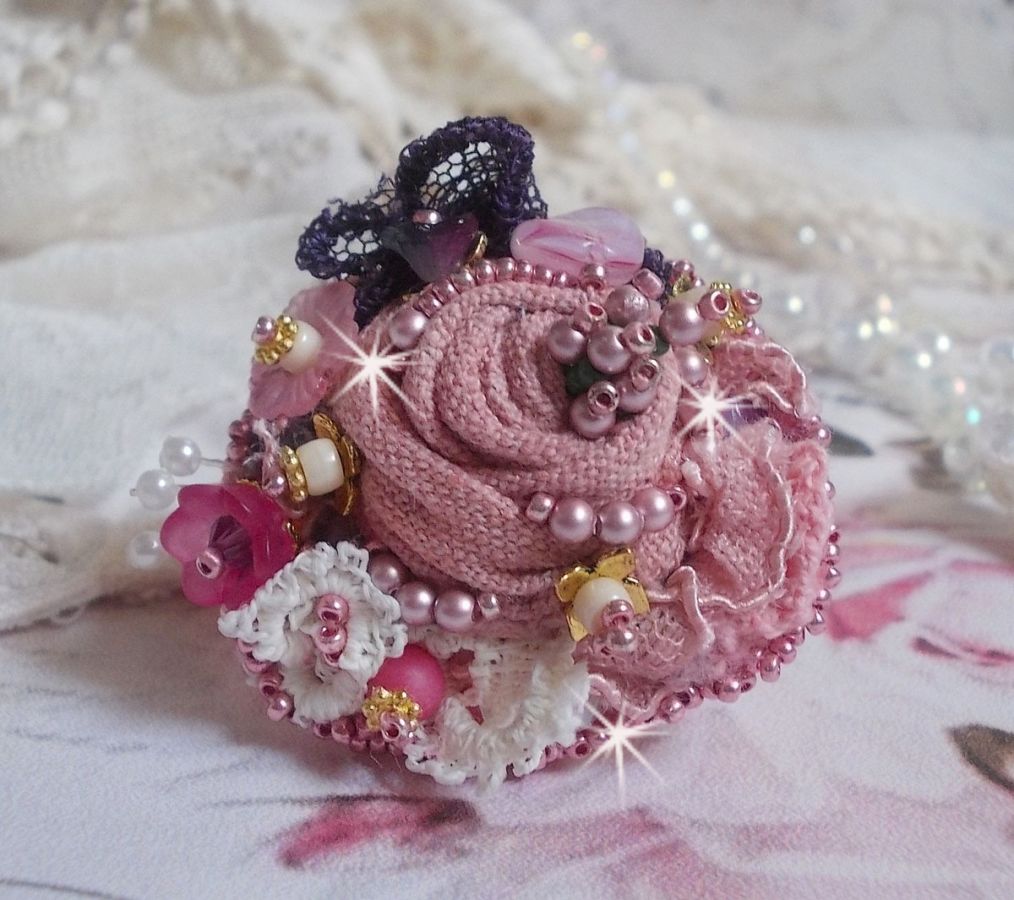 Poetic Garden Ring broderad med linne, fina spetsar, Swarovski-kristaller, pärlemorblad, Lucite-blommor, glaspärlor och fröpärlor. 