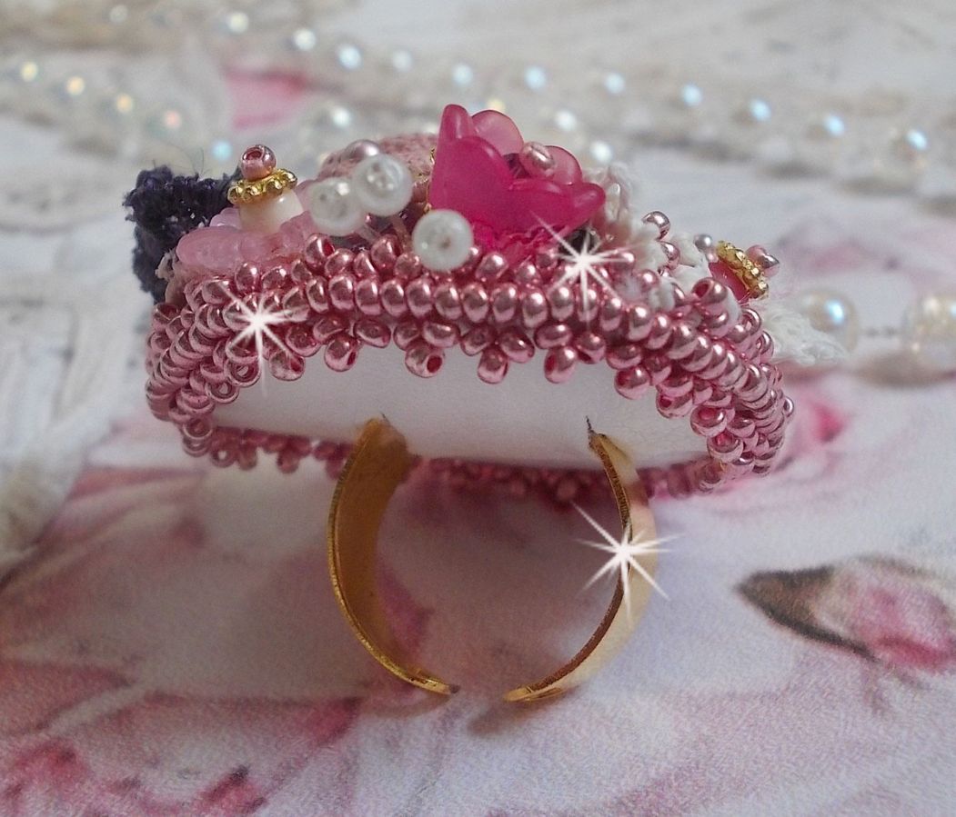 Poetic Garden Ring broderad med linne, fina spetsar, Swarovski-kristaller, pärlemorblad, Lucite-blommor, glaspärlor och fröpärlor. 
