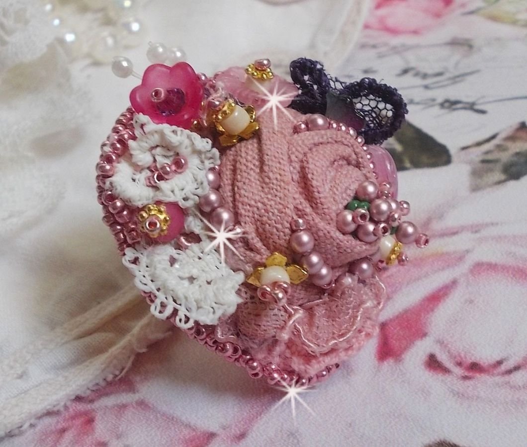 Poetic Garden Ring broderad med linne, fina spetsar, Swarovski-kristaller, pärlemorblad, Lucite-blommor, glaspärlor och fröpärlor. 