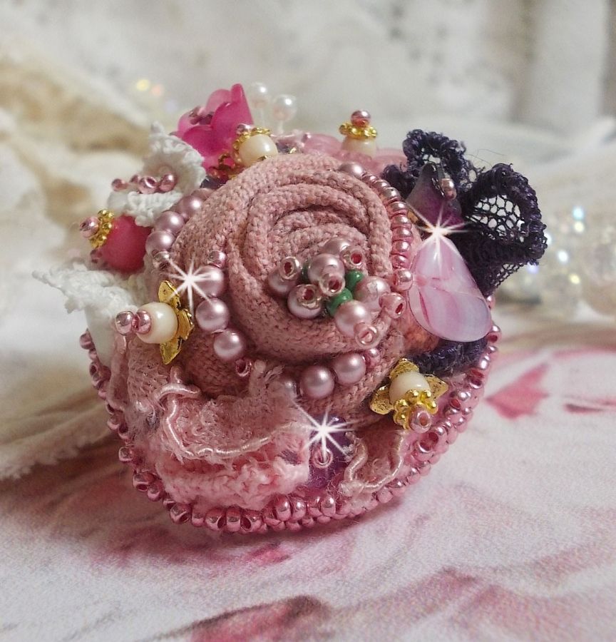 Poetic Garden Ring broderad med linne, fina spetsar, Swarovski-kristaller, pärlemorblad, Lucite-blommor, glaspärlor och fröpärlor. 