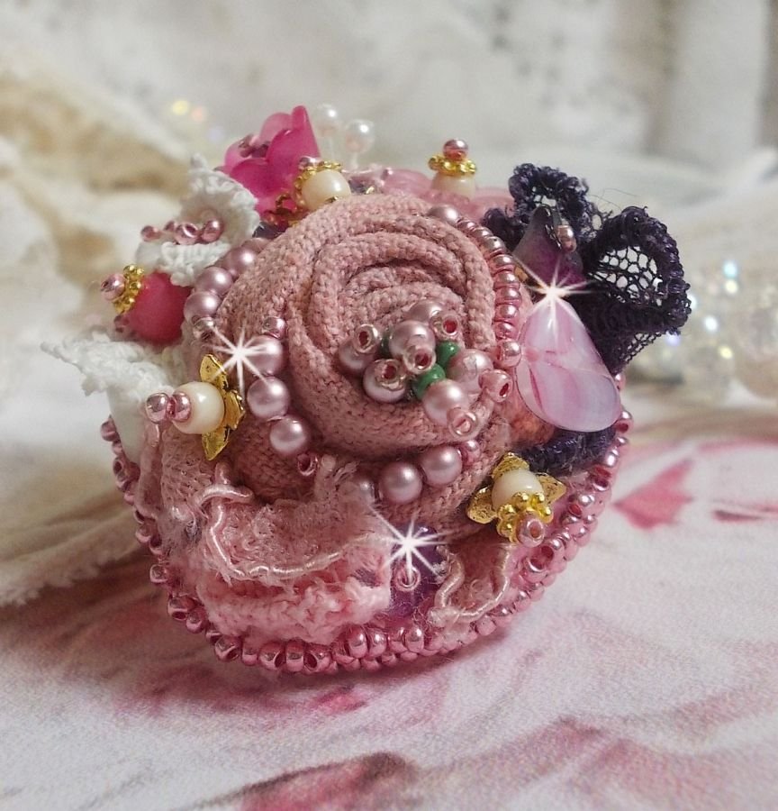 Poetic Garden Ring broderad med linne, fina spetsar, Swarovski-kristaller, pärlemorblad, Lucite-blommor, glaspärlor och fröpärlor. 