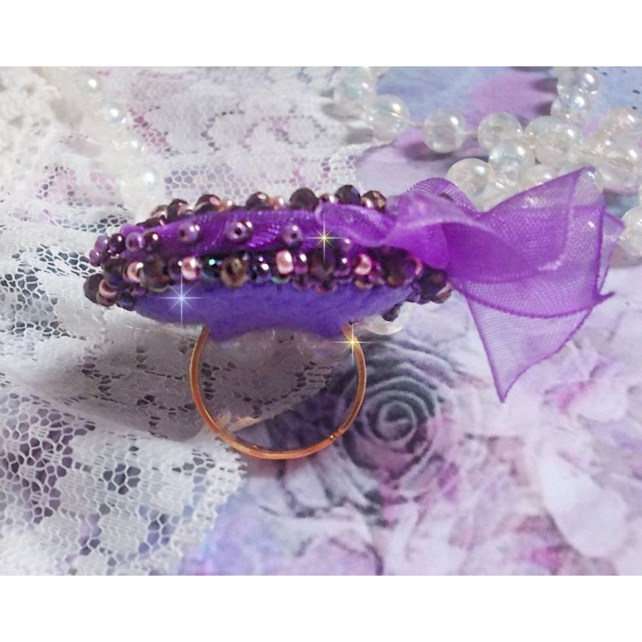Romantisk Lady Ring broderad på ett rosa linnetyg med rosa, iris, lila och persika pärlor. 