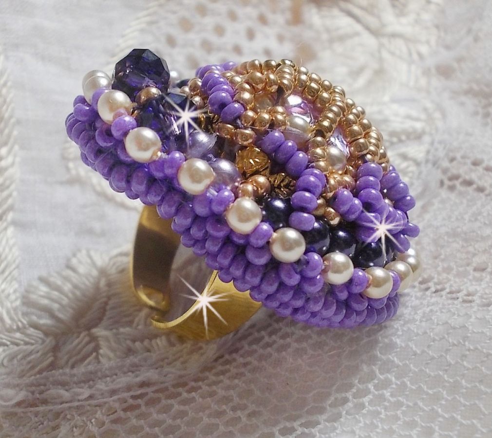 Laureline ring broderad med platta runda pärlor och en Swarovski-kristallcabochon.