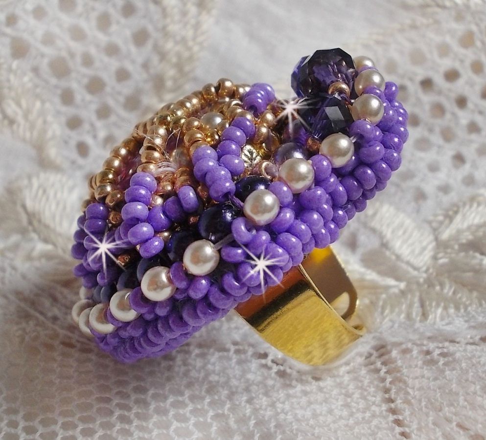 Laureline ring broderad med platta runda pärlor och en Swarovski-kristallcabochon.