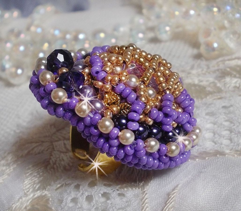 Laureline ring broderad med platta runda pärlor och en Swarovski-kristallcabochon.