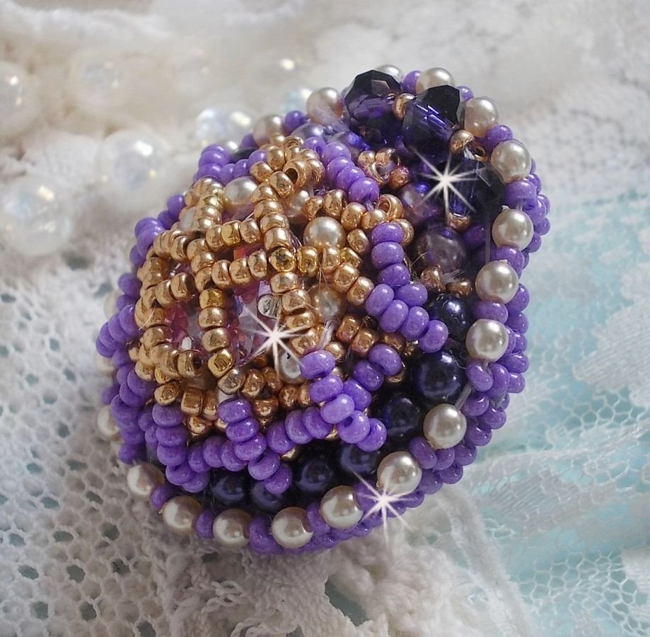 Laureline ring broderad med platta runda pärlor och en Swarovski-kristallcabochon.