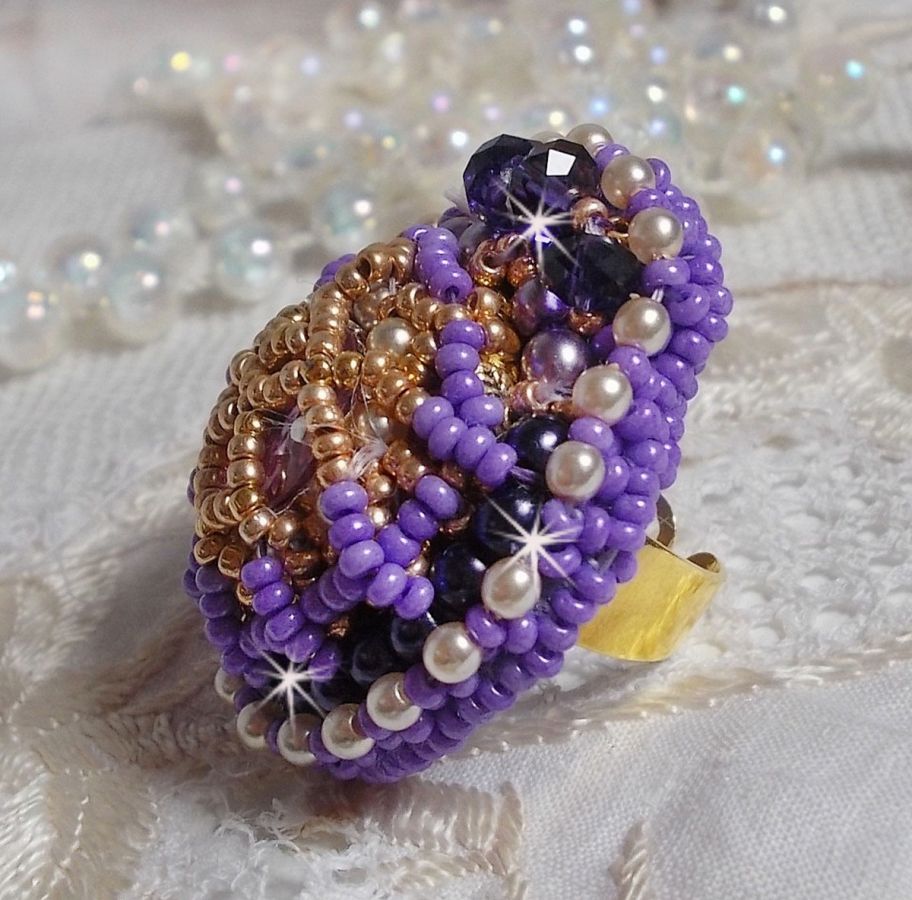 Laureline ring broderad med platta runda pärlor och en Swarovski-kristallcabochon.