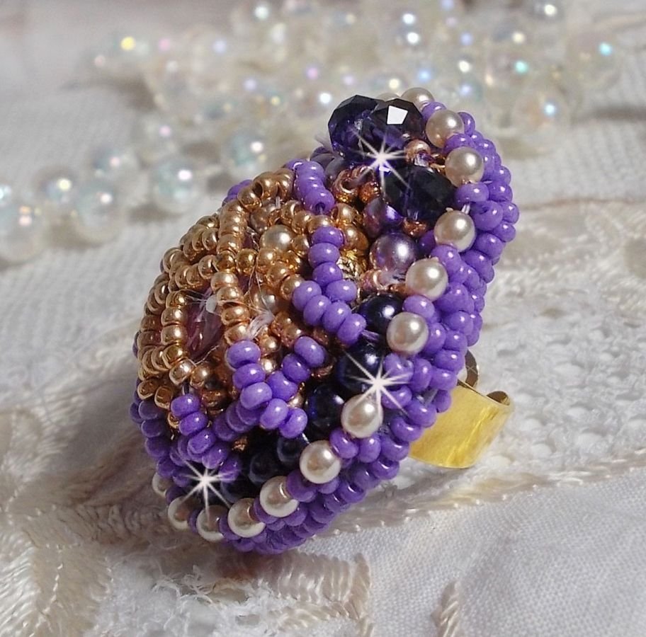 Laureline ring broderad med platta runda pärlor och en Swarovski-kristallcabochon.