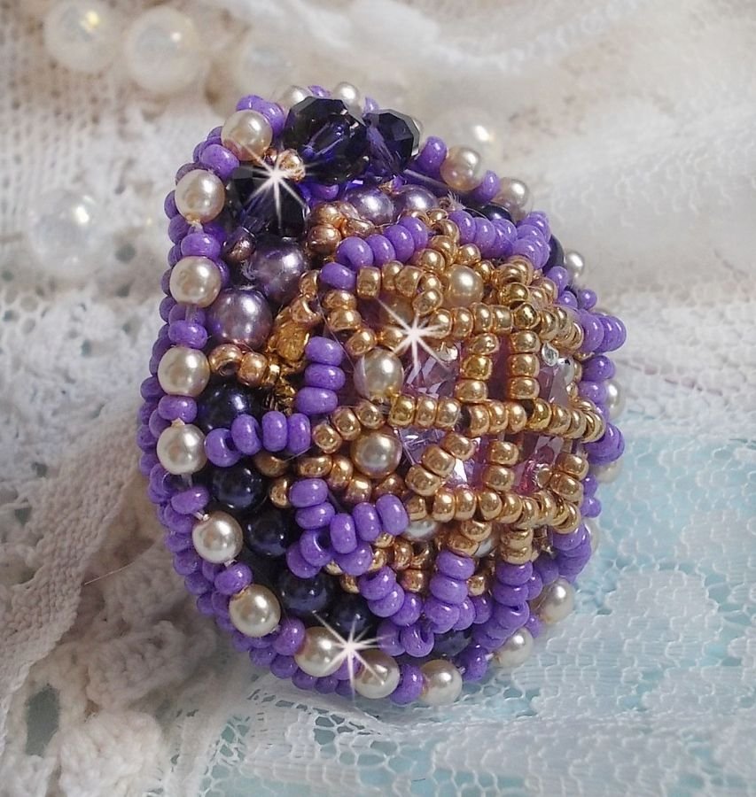 Laureline ring broderad med platta runda pärlor och en Swarovski-kristallcabochon.