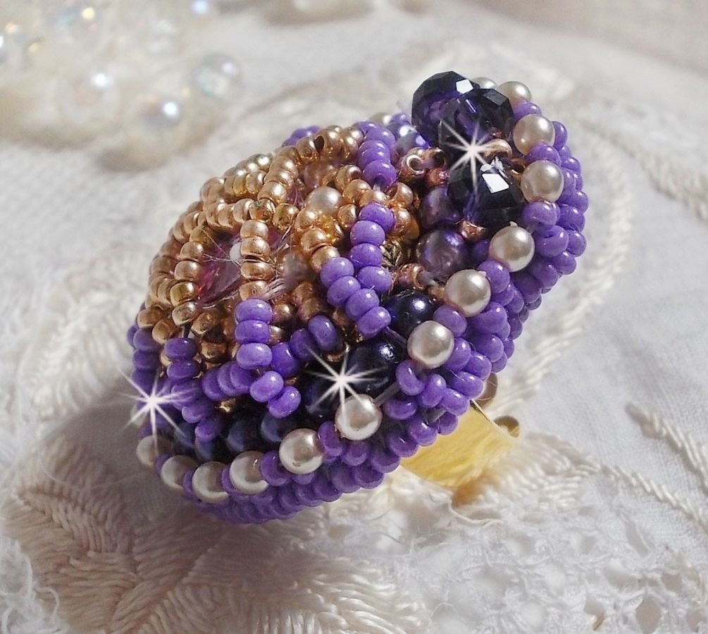 Laureline ring broderad med platta runda pärlor och en Swarovski-kristallcabochon.