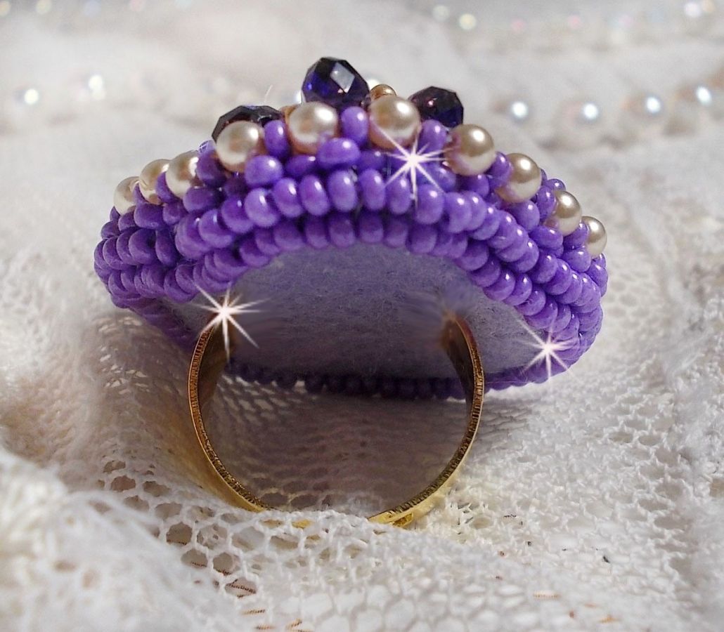 Laureline ring broderad med platta runda pärlor och en Swarovski-kristallcabochon.