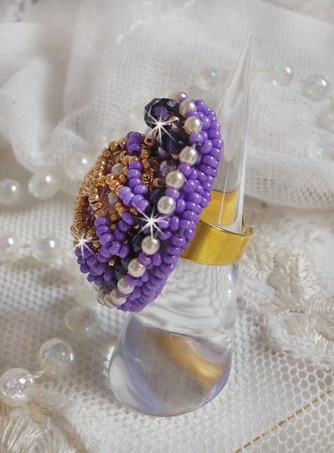 Laureline ring broderad med platta runda pärlor och en Swarovski-kristallcabochon.
