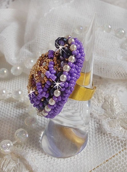 Laureline ring broderad med platta runda p&auml;rlor och en Swarovski-kristallcabochon.