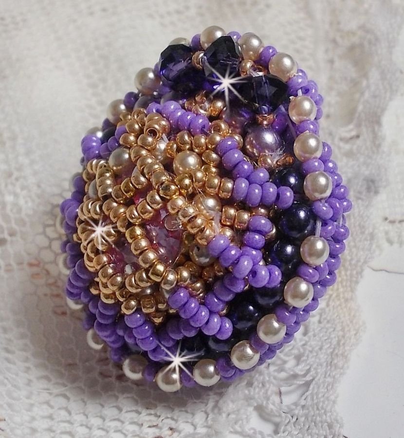 Laureline ring broderad med platta runda pärlor och en Swarovski-kristallcabochon.