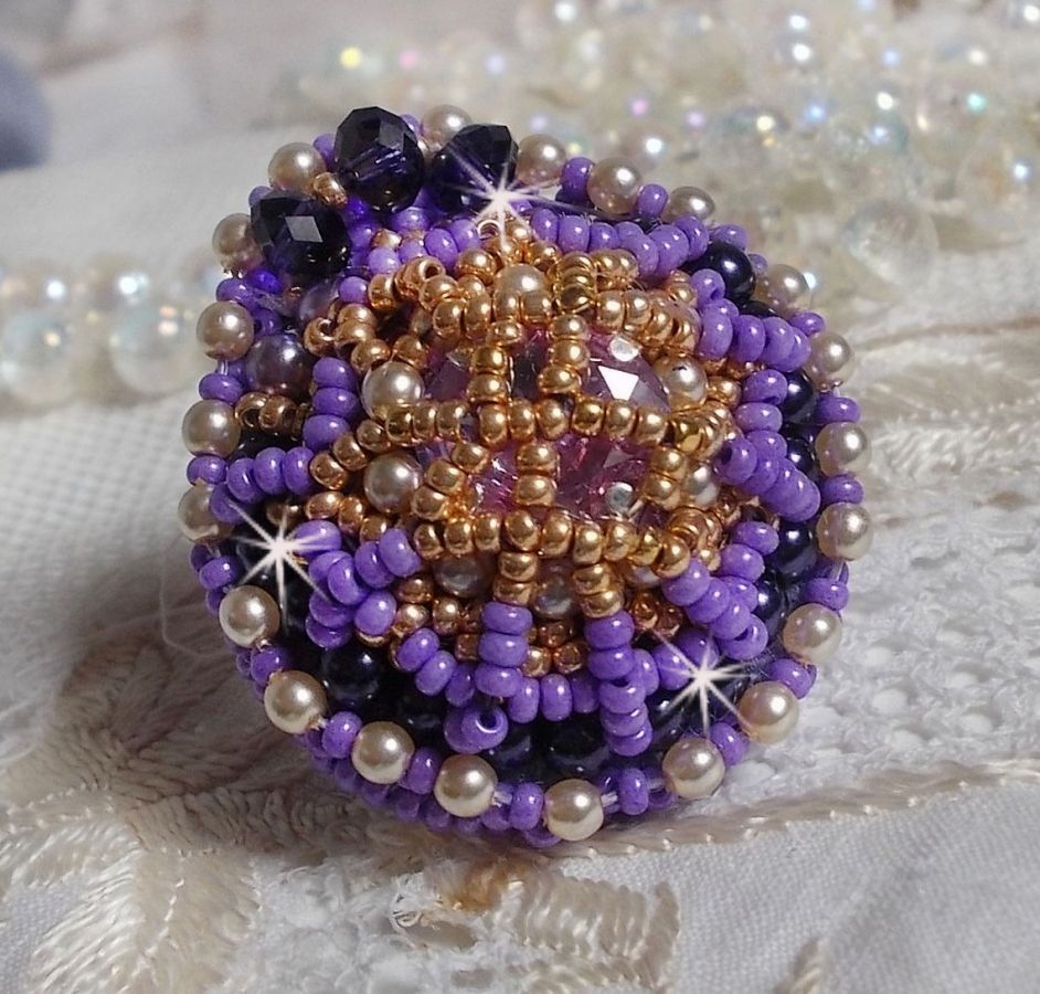 Laureline ring broderad med platta runda pärlor och en Swarovski-kristallcabochon.