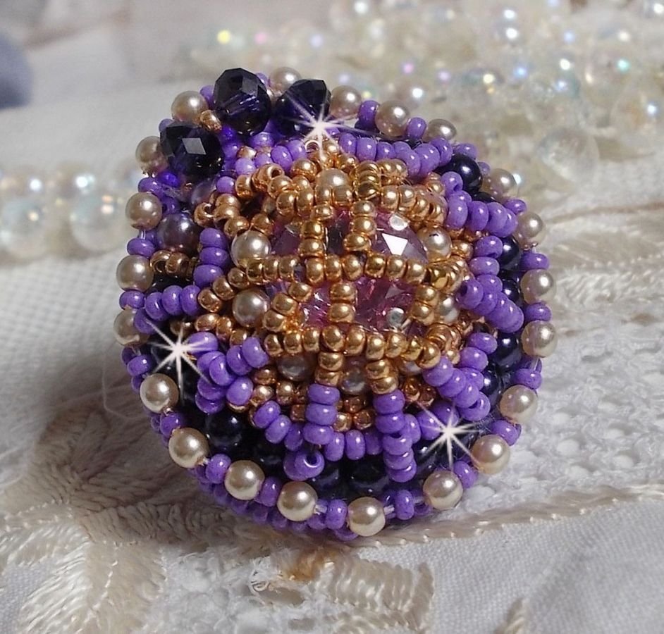 Laureline ring broderad med platta runda pärlor och en Swarovski-kristallcabochon.
