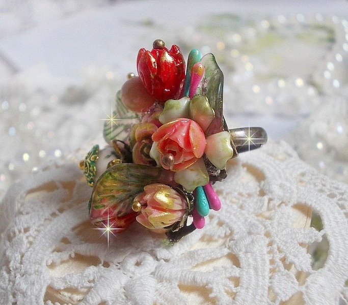 Bague artisanale ornée d'un bouquet floral coloré et unique.