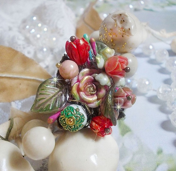 Bague artisanale ornée d'un bouquet floral coloré en bronze.