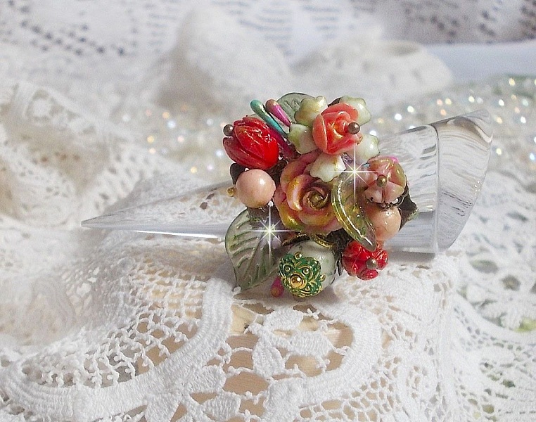 Bague artisanale ornée d'un bouquet floral coloré en relief.