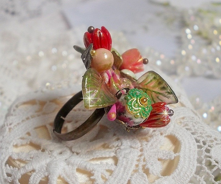Bague artisanale ajustable ornée d'un bouquet floral coloré.