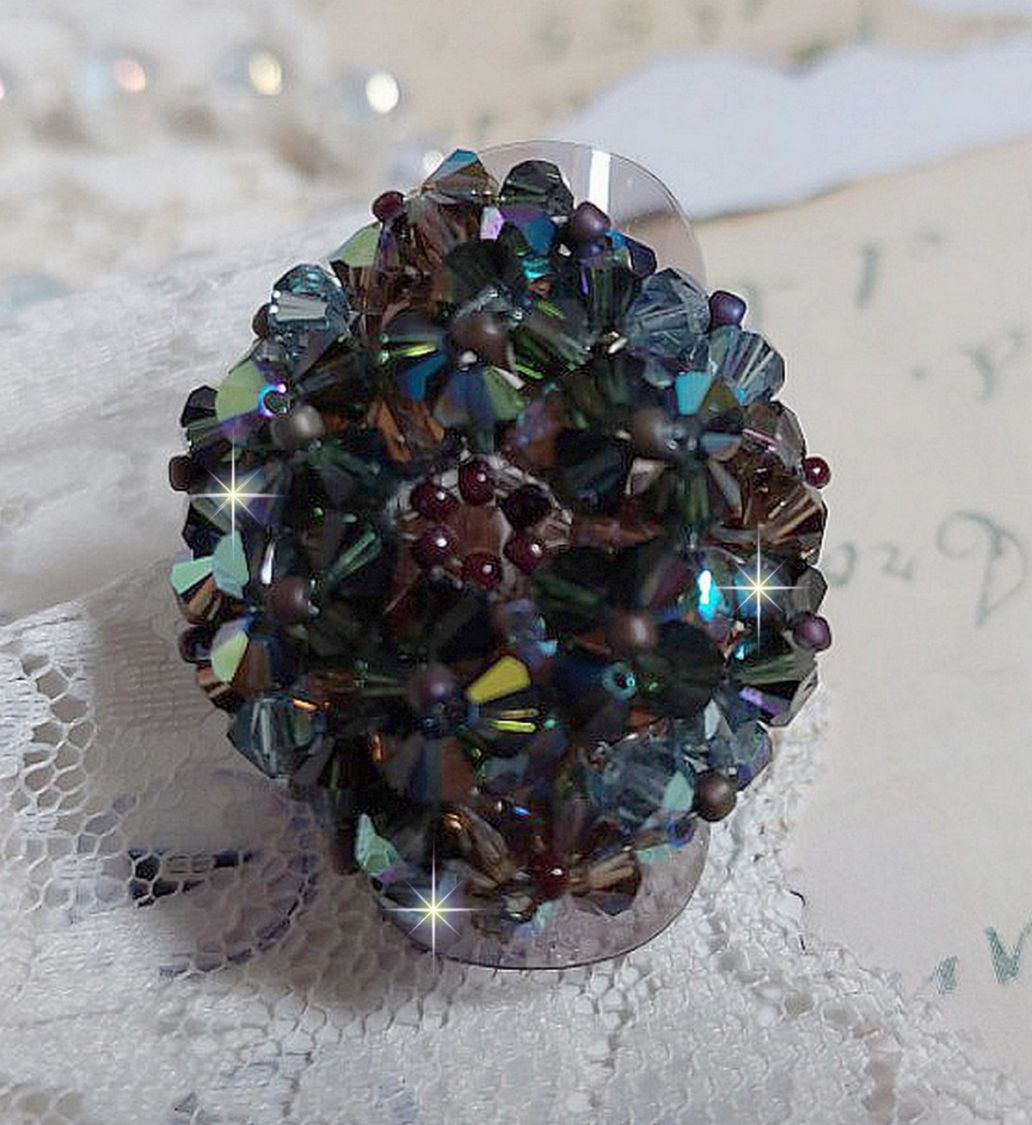 Lång brun Picasso-ring skapad med facetterad och bunched Swarovski-kristall i brun, indisk safir och turmalin i AB-kvalitet med pärlor.