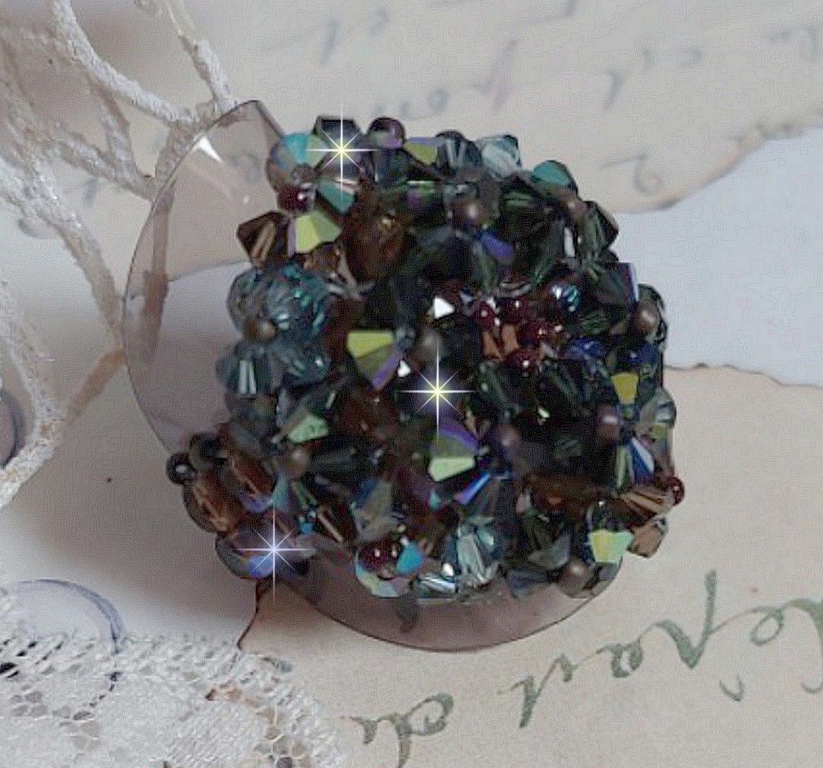 Lång brun Picasso-ring skapad med facetterad och bunched Swarovski-kristall i brun, indisk safir och turmalin i AB-kvalitet med pärlor.